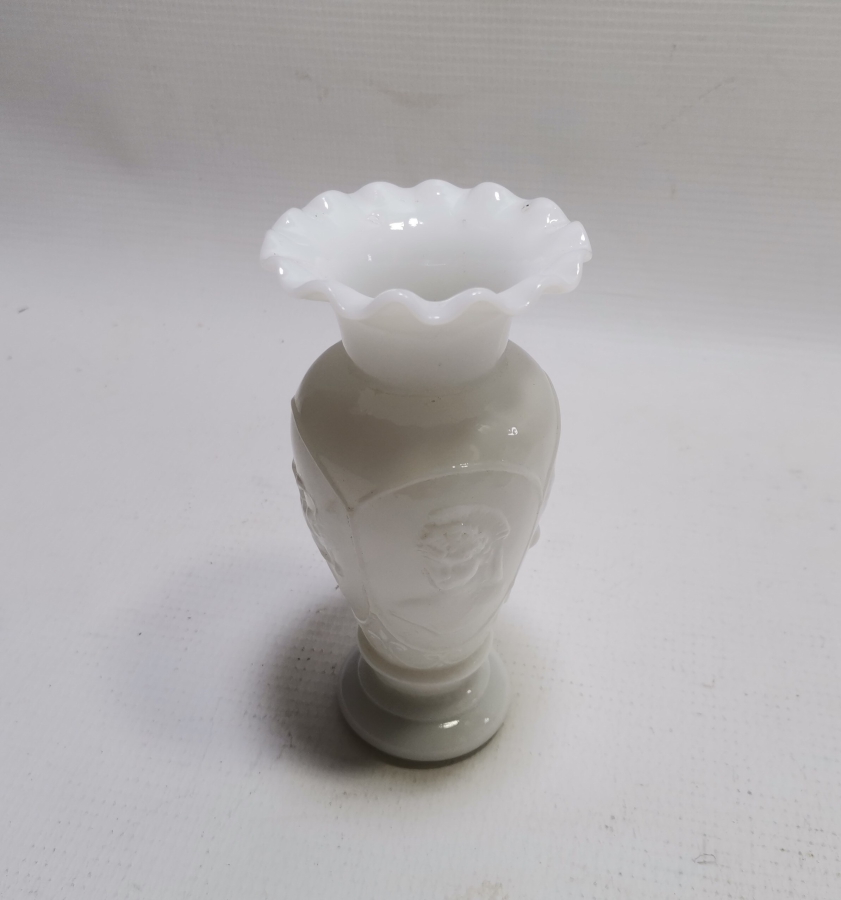 KABARTMA İŞÇİLİKLİ ANTİKA OPALİN VAZO