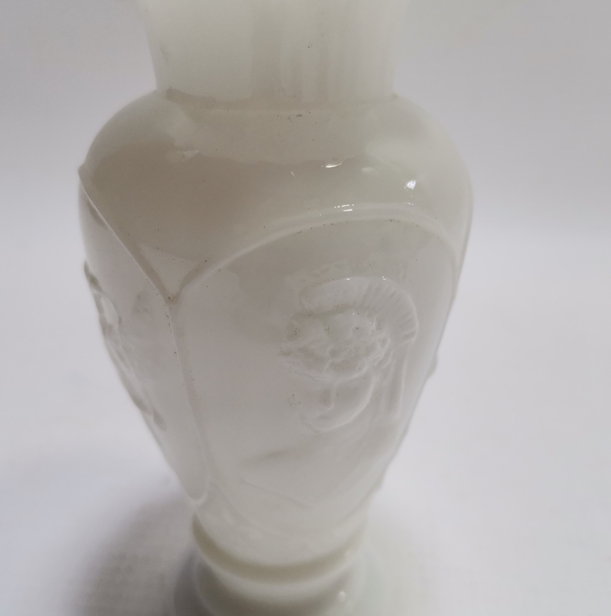 KABARTMA İŞÇİLİKLİ ANTİKA OPALİN VAZO