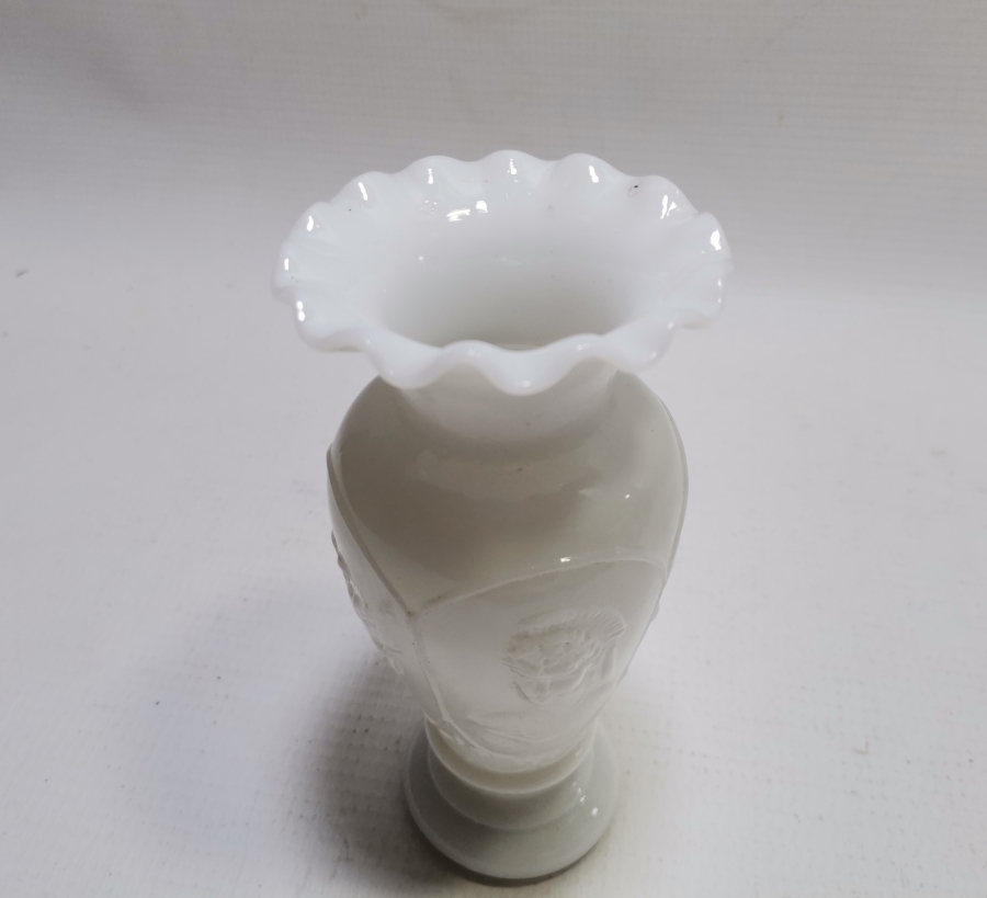 KABARTMA İŞÇİLİKLİ ANTİKA OPALİN VAZO