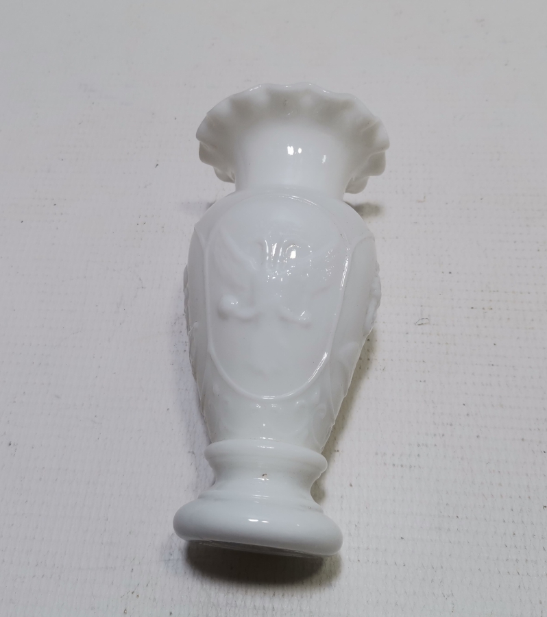 KABARTMA İŞÇİLİKLİ ANTİKA OPALİN VAZO