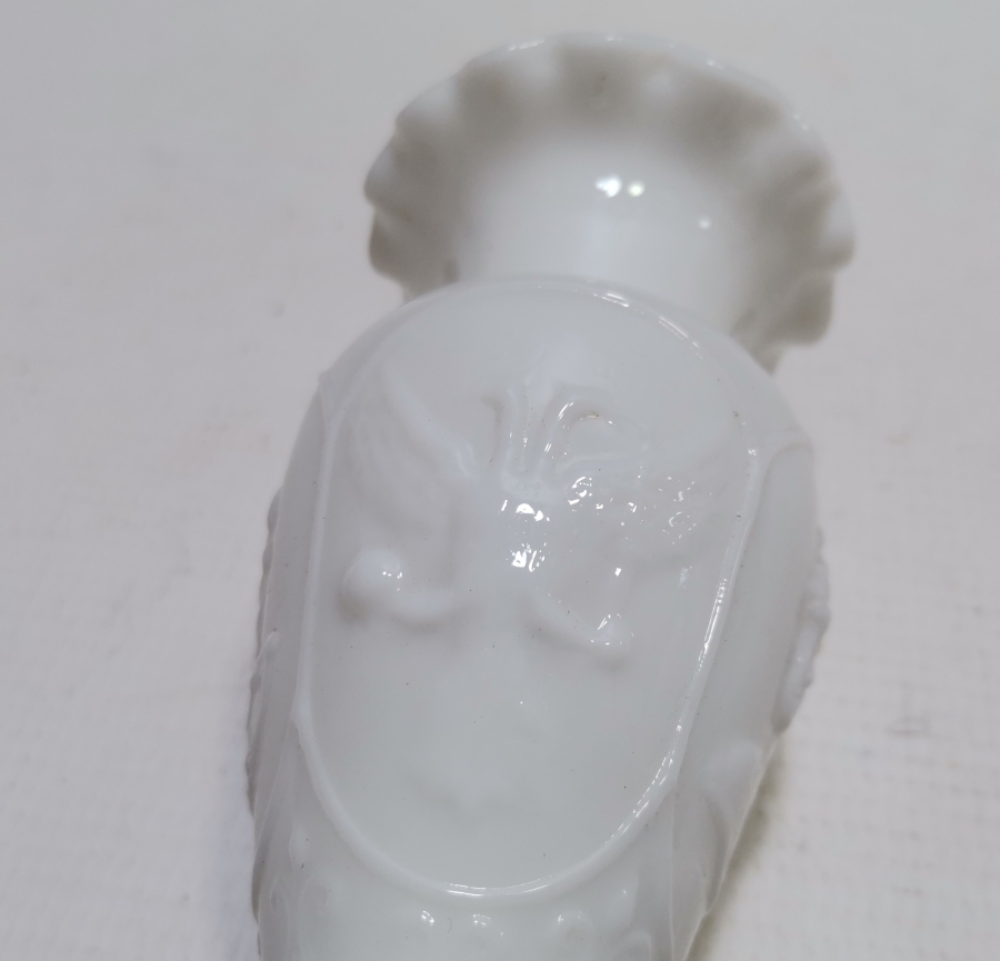 KABARTMA İŞÇİLİKLİ ANTİKA OPALİN VAZO