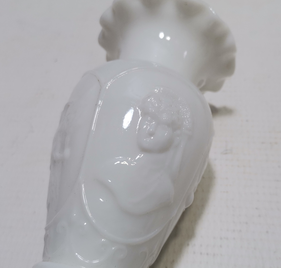 KABARTMA İŞÇİLİKLİ ANTİKA OPALİN VAZO