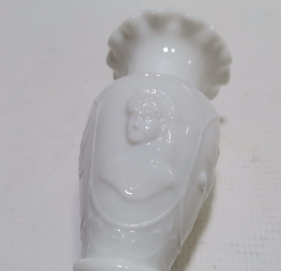 KABARTMA İŞÇİLİKLİ ANTİKA OPALİN VAZO