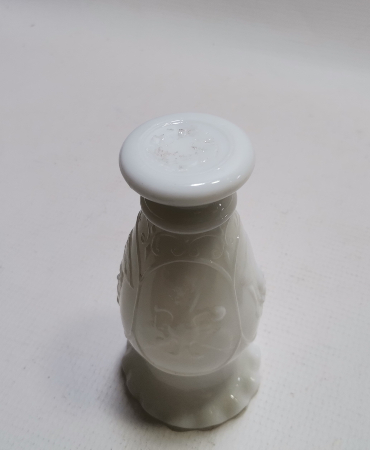 KABARTMA İŞÇİLİKLİ ANTİKA OPALİN VAZO