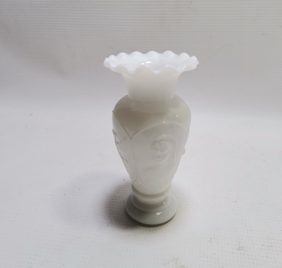 KABARTMA İŞÇİLİKLİ ANTİKA OPALİN VAZO