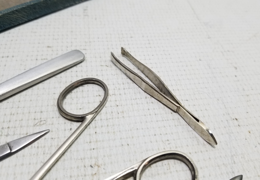 ORİJİNAL KUTUSUNDA ANTİKA TERZİ TAKIMI