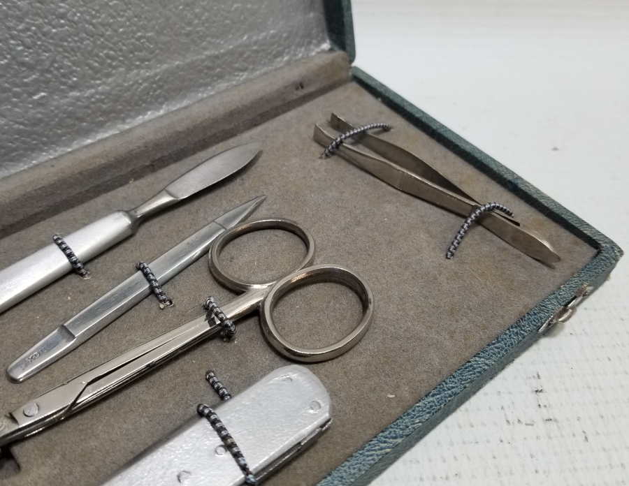 ORİJİNAL KUTUSUNDA ANTİKA TERZİ TAKIMI