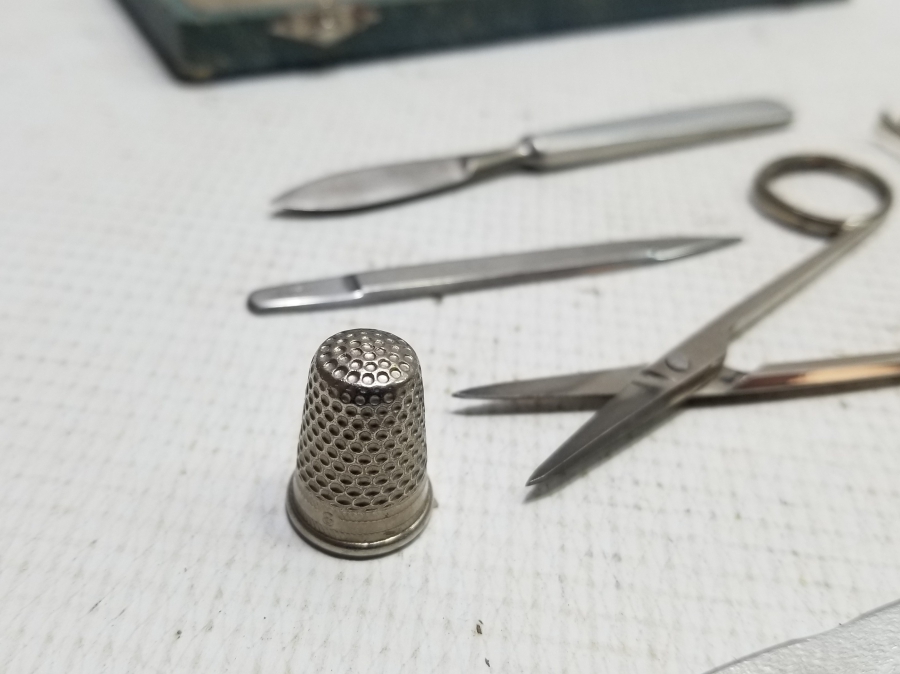 ORİJİNAL KUTUSUNDA ANTİKA TERZİ TAKIMI