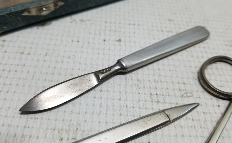 ORİJİNAL KUTUSUNDA ANTİKA TERZİ TAKIMI