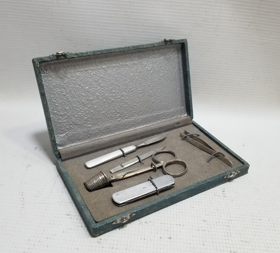 ORİJİNAL KUTUSUNDA ANTİKA TERZİ TAKIMI