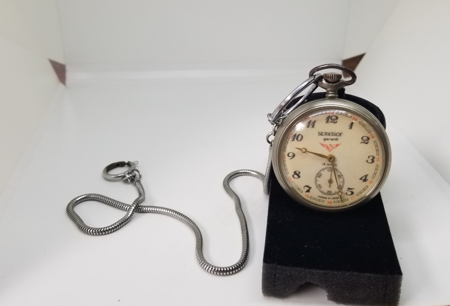 ORİJİNAL KÖSTEĞİYLE ARKASI TRENLİ SERKİSOF MARKA KURMALI CEP SAATİ