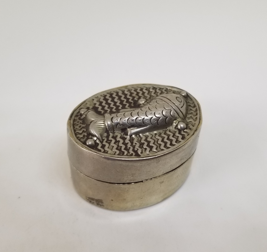 ÜZERİ BALIK FORMLU KABARTMA İŞÇİLİKLİ ANTİKA KAPAKLI KUTU