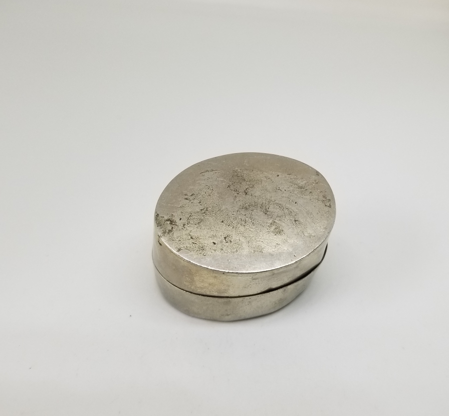 ÜZERİ BALIK FORMLU KABARTMA İŞÇİLİKLİ ANTİKA KAPAKLI KUTU