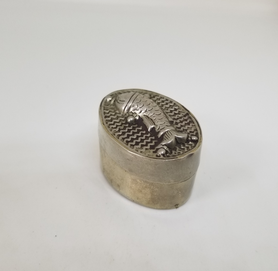 ÜZERİ BALIK FORMLU KABARTMA İŞÇİLİKLİ ANTİKA KAPAKLI KUTU