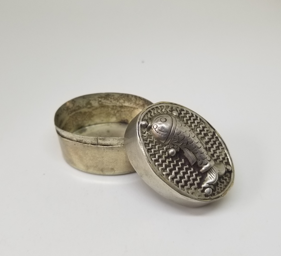 ÜZERİ BALIK FORMLU KABARTMA İŞÇİLİKLİ ANTİKA KAPAKLI KUTU