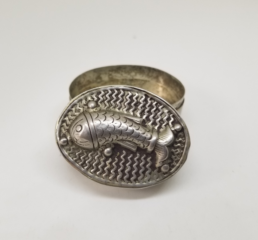 ÜZERİ BALIK FORMLU KABARTMA İŞÇİLİKLİ ANTİKA KAPAKLI KUTU