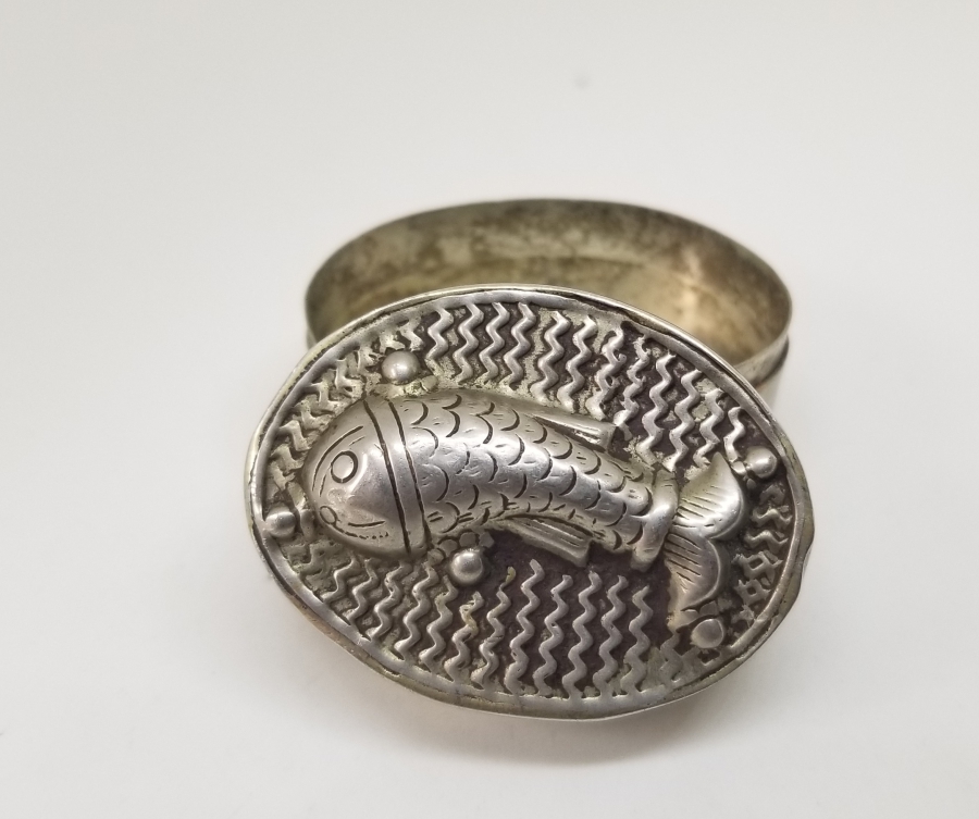 ÜZERİ BALIK FORMLU KABARTMA İŞÇİLİKLİ ANTİKA KAPAKLI KUTU