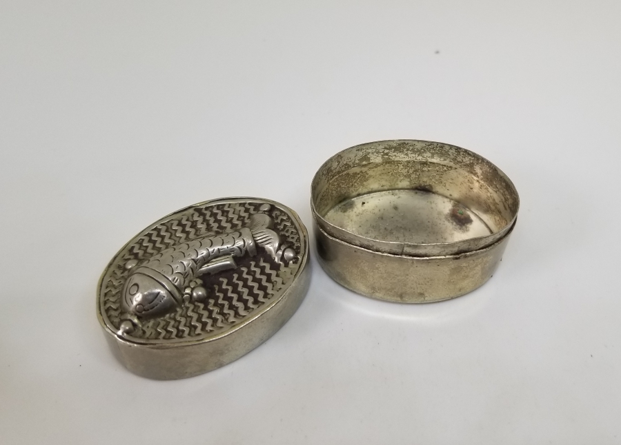 ÜZERİ BALIK FORMLU KABARTMA İŞÇİLİKLİ ANTİKA KAPAKLI KUTU