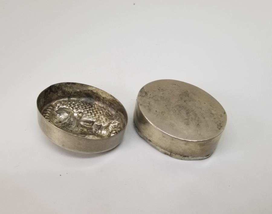 ÜZERİ BALIK FORMLU KABARTMA İŞÇİLİKLİ ANTİKA KAPAKLI KUTU