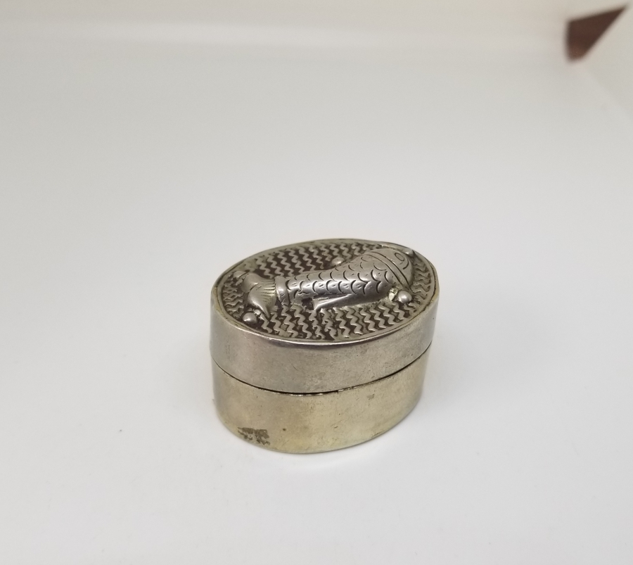 ÜZERİ BALIK FORMLU KABARTMA İŞÇİLİKLİ ANTİKA KAPAKLI KUTU