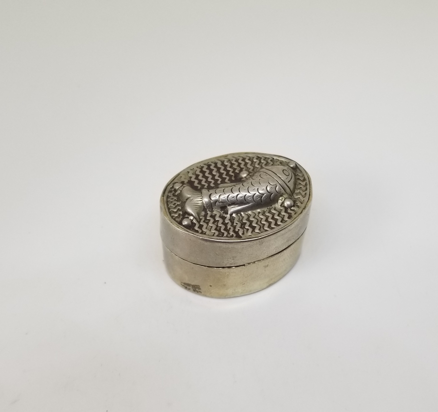 ÜZERİ BALIK FORMLU KABARTMA İŞÇİLİKLİ ANTİKA KAPAKLI KUTU