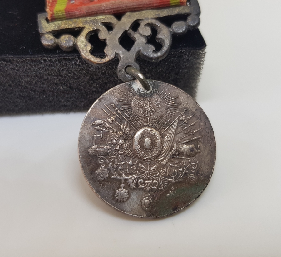 ORİJİNAL İPEK ASKISIYLA GÜMÜŞ LİYAKAT MADALYASI