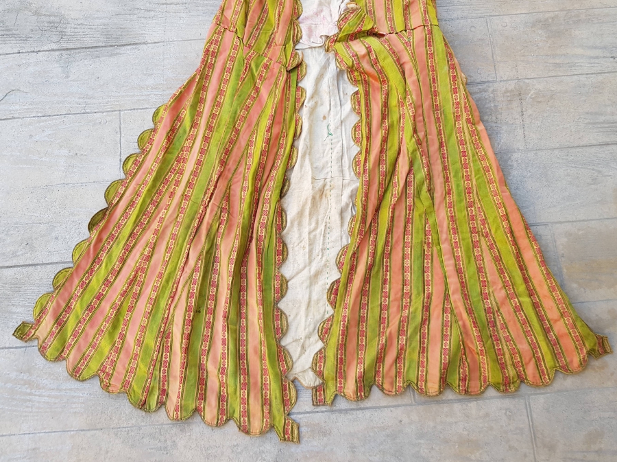 OSMANLI DÖNEMİ HEREKE YAPIMI YÜKSEK KONDİSYONDA İPEK ÜÇ ETEK