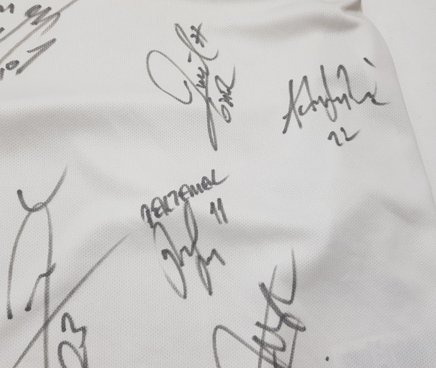 2018-2019 SEZONU 19 FUTBOLCU İMZALI BEŞİKTAŞ FORMASI