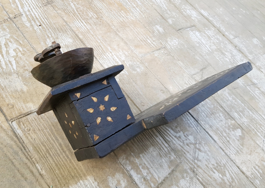 OSMANLI DÖNEMİ NADİR FORMDA İŞLEMELİ AHŞAP OTURAK KAHVE DEĞİRMENİ