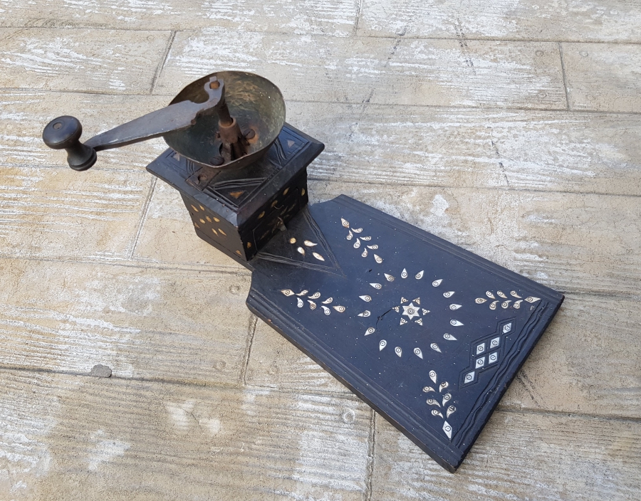 OSMANLI DÖNEMİ NADİR FORMDA İŞLEMELİ AHŞAP OTURAK KAHVE DEĞİRMENİ