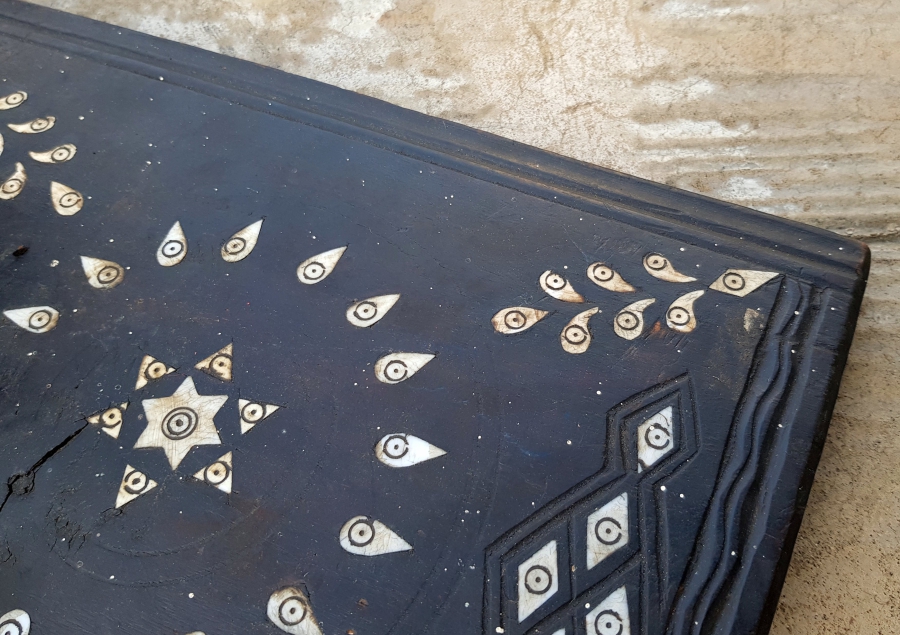 OSMANLI DÖNEMİ NADİR FORMDA İŞLEMELİ AHŞAP OTURAK KAHVE DEĞİRMENİ