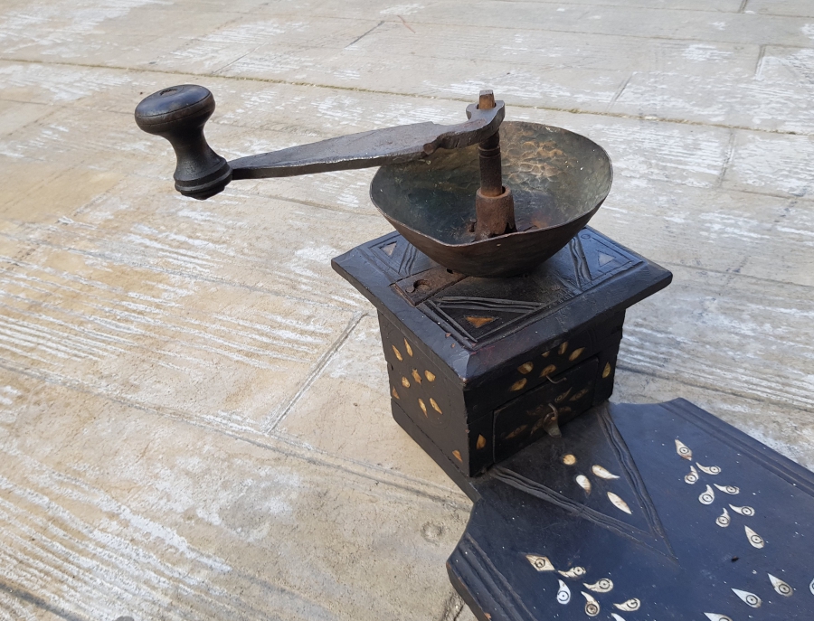 OSMANLI DÖNEMİ NADİR FORMDA İŞLEMELİ AHŞAP OTURAK KAHVE DEĞİRMENİ