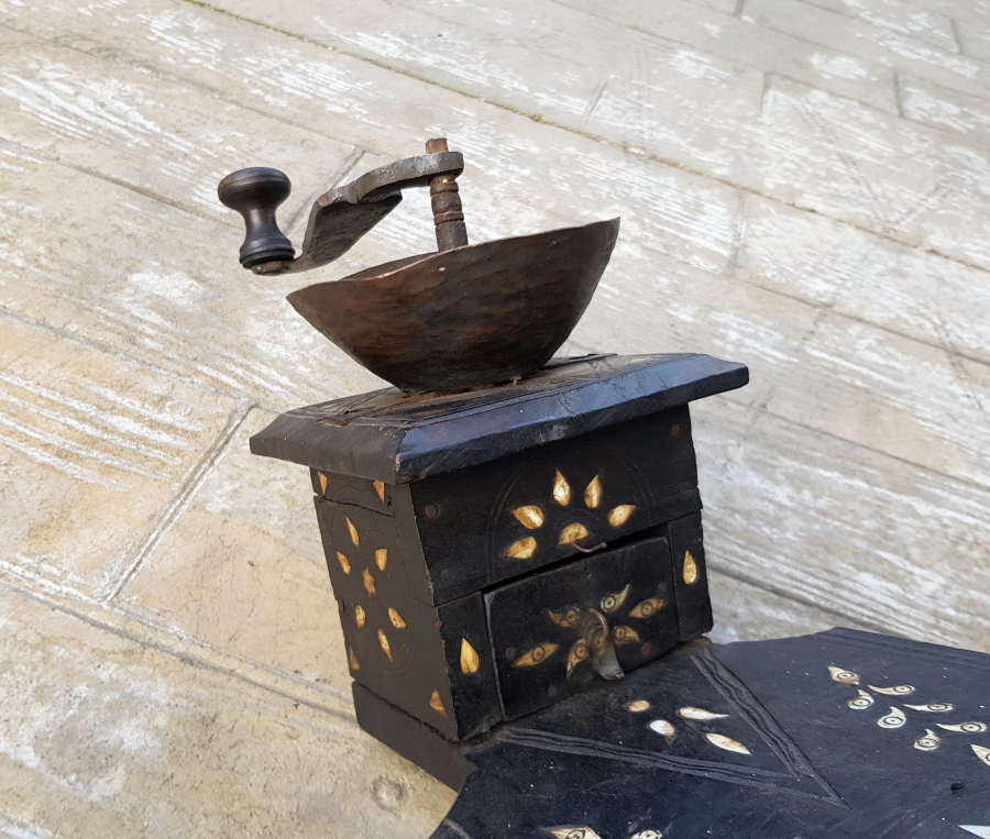 OSMANLI DÖNEMİ NADİR FORMDA İŞLEMELİ AHŞAP OTURAK KAHVE DEĞİRMENİ