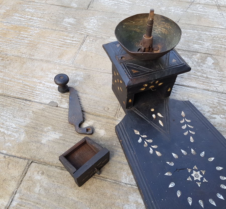 OSMANLI DÖNEMİ NADİR FORMDA İŞLEMELİ AHŞAP OTURAK KAHVE DEĞİRMENİ