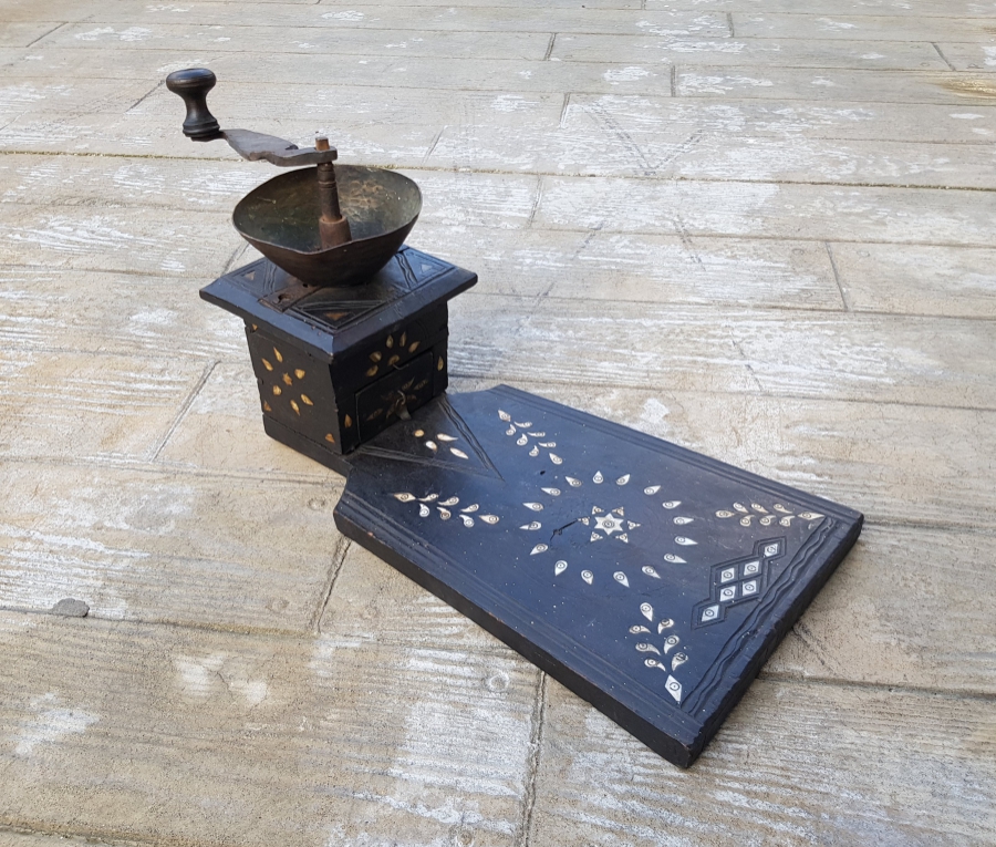 OSMANLI DÖNEMİ NADİR FORMDA İŞLEMELİ AHŞAP OTURAK KAHVE DEĞİRMENİ