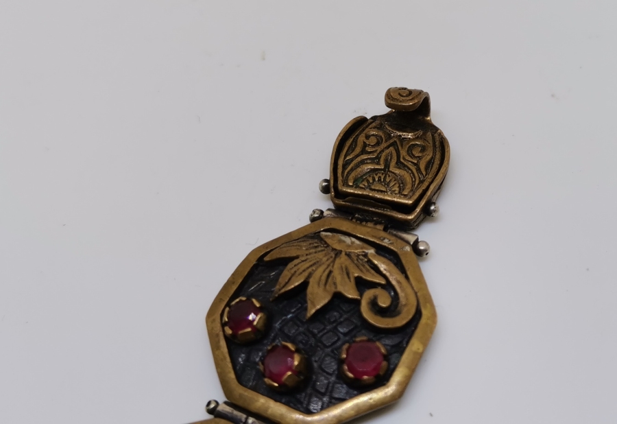 ÜZERİ TAŞLI GÜMÜŞ KOL SAATİ