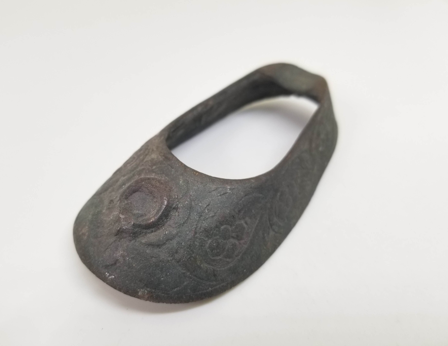 ÜZERİ AY YILDIZ FİGÜRLÜ VE KABARTMA İŞÇİLİKLİ METAL OBJE