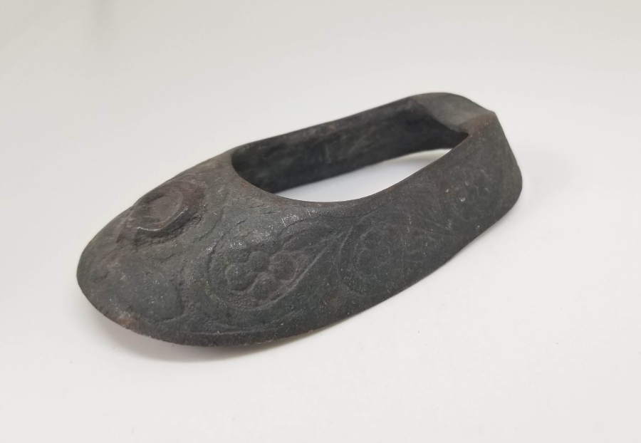 ÜZERİ AY YILDIZ FİGÜRLÜ VE KABARTMA İŞÇİLİKLİ METAL OBJE