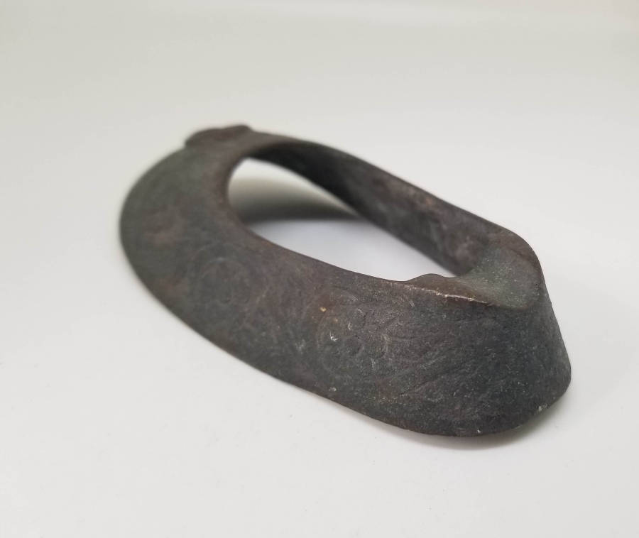 ÜZERİ AY YILDIZ FİGÜRLÜ VE KABARTMA İŞÇİLİKLİ METAL OBJE