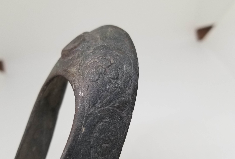 ÜZERİ AY YILDIZ FİGÜRLÜ VE KABARTMA İŞÇİLİKLİ METAL OBJE