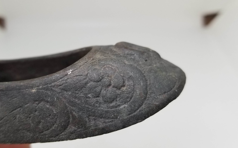 ÜZERİ AY YILDIZ FİGÜRLÜ VE KABARTMA İŞÇİLİKLİ METAL OBJE