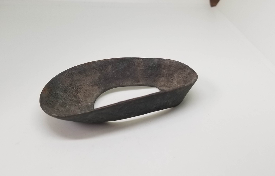 ÜZERİ AY YILDIZ FİGÜRLÜ VE KABARTMA İŞÇİLİKLİ METAL OBJE