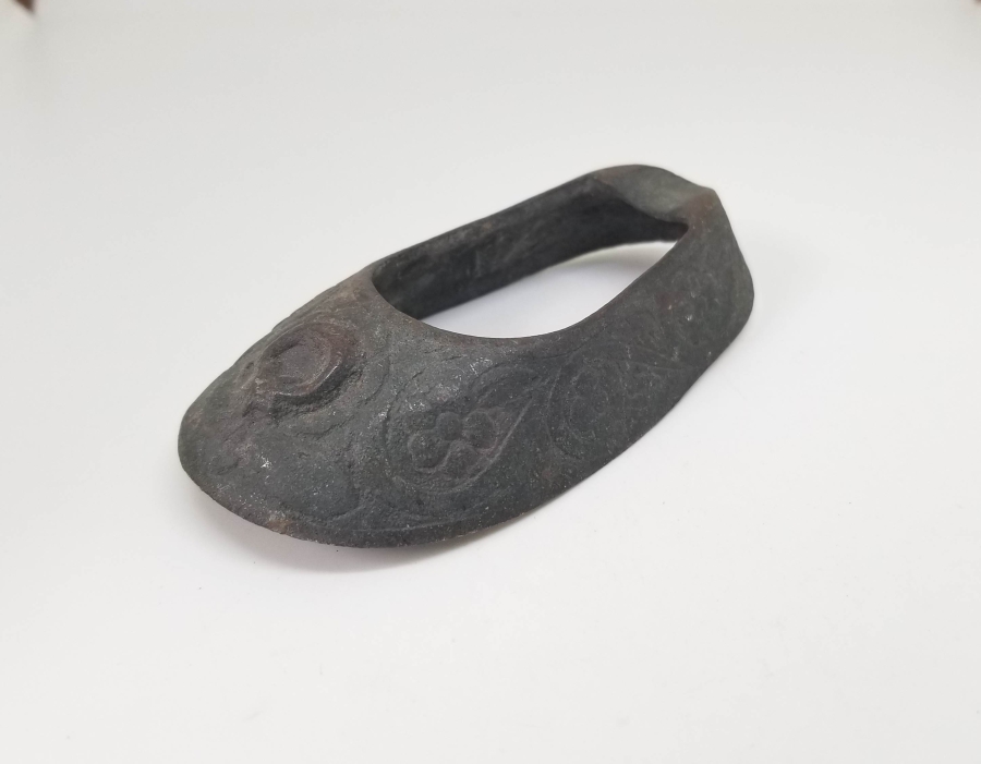 ÜZERİ AY YILDIZ FİGÜRLÜ VE KABARTMA İŞÇİLİKLİ METAL OBJE