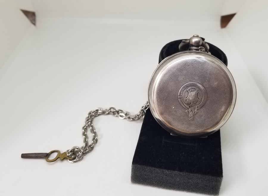 NADİR FORMDA GÜMÜŞ KASA İNGİLİZ YAPIMI KURMALI CEP SAATİ