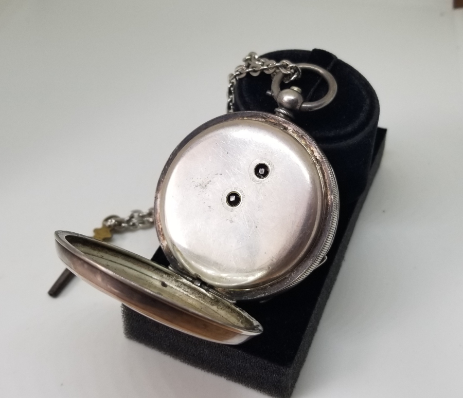 NADİR FORMDA GÜMÜŞ KASA İNGİLİZ YAPIMI KURMALI CEP SAATİ