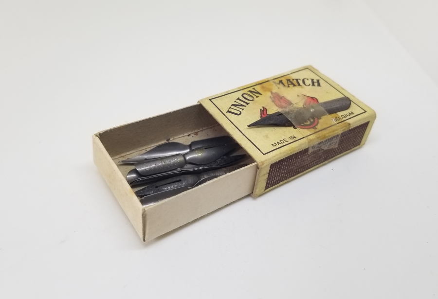 İÇİNDE DİVİTLERİYLE OSMANLI DÖNEMİ DİVİT UCU KUTUSU