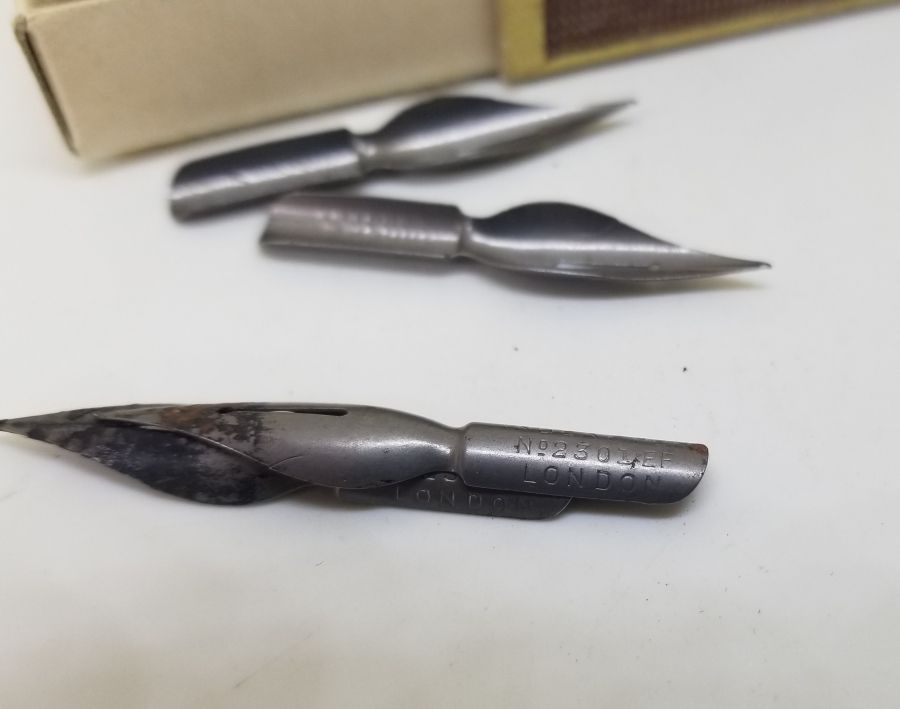 İÇİNDE DİVİTLERİYLE OSMANLI DÖNEMİ DİVİT UCU KUTUSU