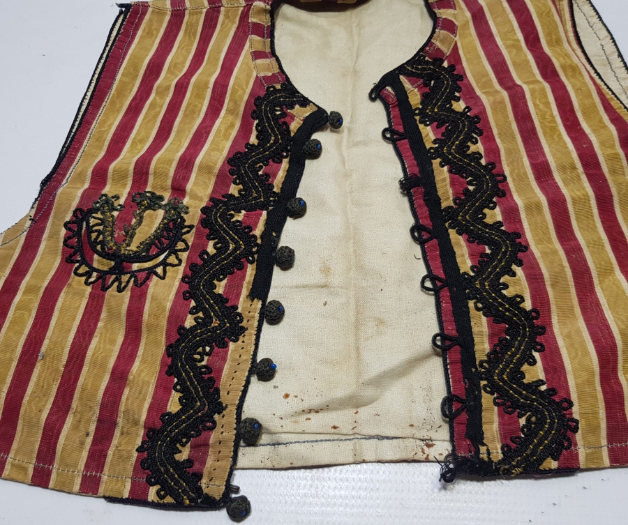 ÜZERİ İPEK İBRİŞİM İŞLEMELİ OSMANLI DÖNEMİ ÇOCUK YELEĞİ