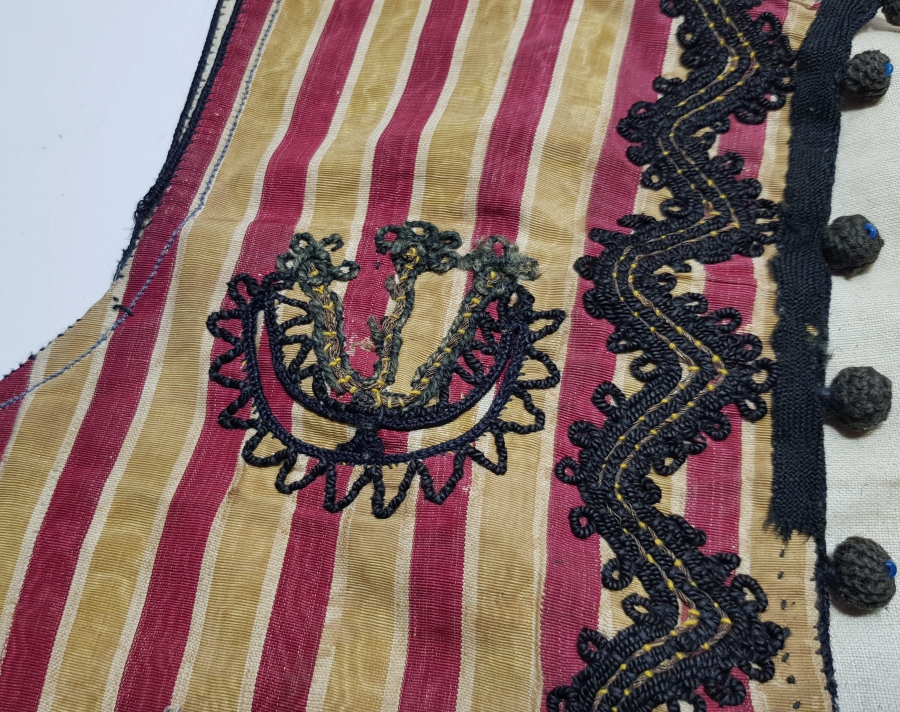 ÜZERİ İPEK İBRİŞİM İŞLEMELİ OSMANLI DÖNEMİ ÇOCUK YELEĞİ