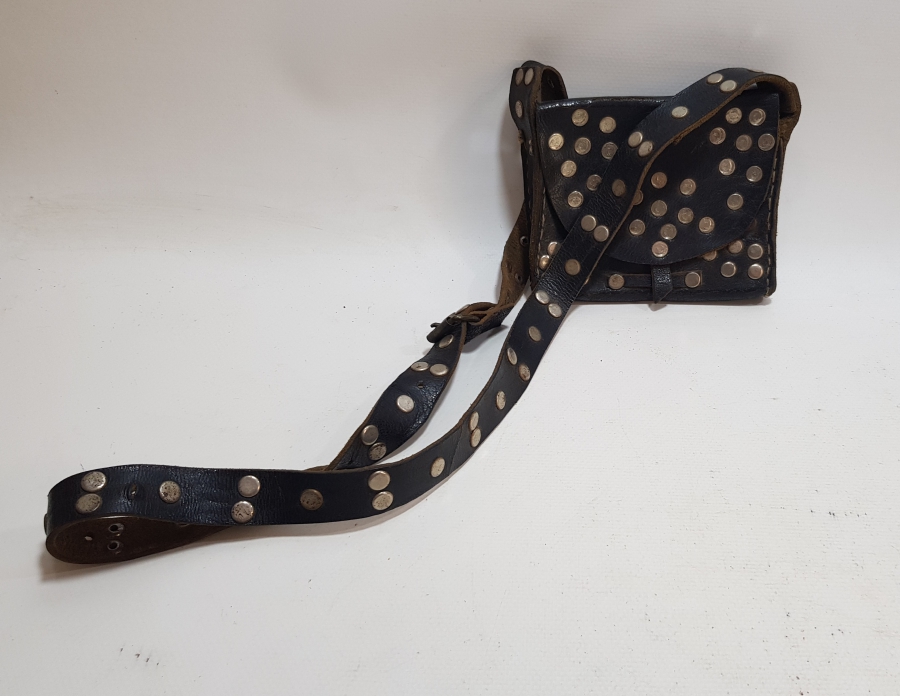 OSMANLI DÖNEMİ ÜZERİ KABARALI DERİDEN MAMUL EFELERİN KULLANDIĞI ENAMI ŞERİF KABI